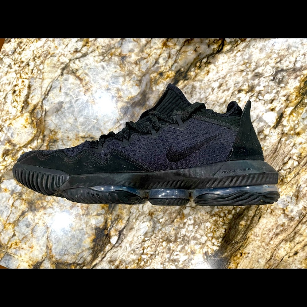 Men’s Nike Air 9.5 sneaker